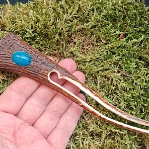 Geweihaarvork uit een hoorn van een gewei met een inzetstuk uit agaatsteen. , gewei haarstokje, haarspeldgewei