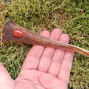 Haarstab aus einem Geweihhorn mit einem Einsatz aus Jaspisstein, Geweih-Haarstab, Haarnadel-Geweih
