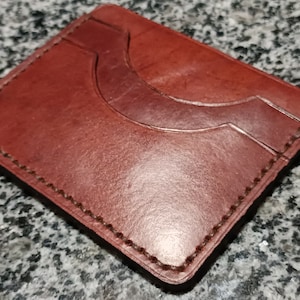 Tarjetero minimalista hecho a mano de cuero curtido vegetal