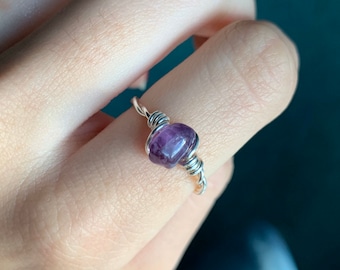 Bague en cristal enveloppée de fil d’argent sterling réglable / bague en pierre enveloppée de fil / bague de puce de pierre précieuse semi-précieuse / bague réglable