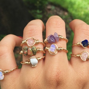 Anillo de cristal envuelto en alambre de relleno de oro ajustable de 14k / Anillo de piedra preciosa de oro / Anillo de apilamiento Anillo de cristal crudo / Anillo de alambre de anillo Boho Anillo personalizado