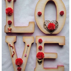 Letras de madera (LOVE) en pie