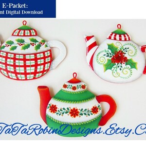 Peut inclure: Trois décorations de théières peintes sur le thème de Noël. La première théière est à carreaux rouge et blanc avec du houx et des baies. La deuxième théière est blanche avec des rayures de canne à sucre et du houx avec des baies rouges. La troisième théière est verte avec des rayures blanches et des fleurs rouges.