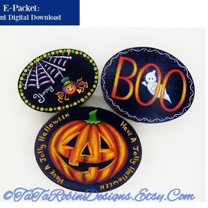 Könnte beinhalten: Drei bemalte Holz-Halloween-Ornamente. Eines ist schwarz mit einem Spinnennetz und den Worten "Yummy" und "Jolly Halloween". Ein anderes ist schwarz mit einem Geist und dem Wort "BOO". Das letzte ist schwarz mit einem Kürbis und den Worten "Have A Jolly Halloween".