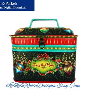 Peut inclure: Une boîte en métal noir avec une bordure rouge et turquoise. La boîte a une poignée et est décorée sur le thème de Noël. Elle porte l'inscription "Deck the Halls" sur le devant.