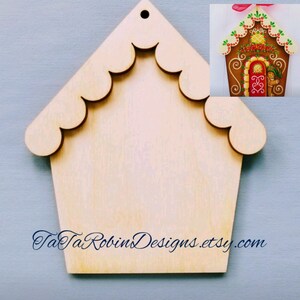Peut inclure: Ornement de maison en pain d'&eacute;pices en bois non fini avec un toit festonn&eacute; et un trou pour l'accrocher. L'ornement est vierge et pr&ecirc;t &agrave; &ecirc;tre peint ou d&eacute;cor&eacute;. Le texte "TaTaRobinsDesigns.etsy.com" est imprim&eacute; en bas.