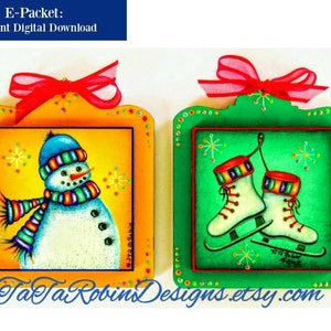 Peut inclure: Deux ornements en bois peints, l'un avec un bonhomme de neige portant un chapeau bleu et une écharpe colorée sur un fond jaune, l'autre avec une paire de patins à glace blancs sur un fond vert.