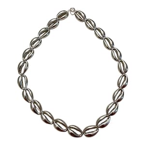 Könnte beinhalten: Eine silberne Halskette aus einer Kette mit kleinen, ovalen Muschelanhängern.