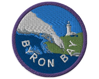Op de afbeelding: Een blauwe en groene geborduurde patch met een vuurtoren en de tekst "BARON BAY" in wit.
