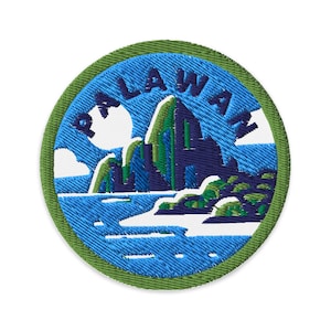 Può includere: Un cerotto rotondo ricamato di colore verde con la parola "PALAWAN" in lettere blu attorno al bordo. Il centro del cerotto presenta un paesaggio blu e verde con una nuvola bianca e una costa bianca.