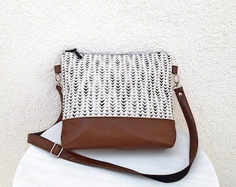 Crossbody Bag with inside pockets, natural white purse, Small Light shoulder bag, Day Vegan bag, Hand print, Boho style myPERI