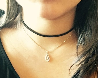 Delgado collar de gargantilla de cuero liso