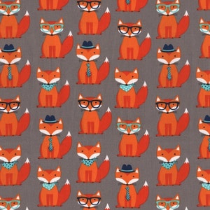 Puede incluir: Un patr&oacute;n repetido de zorros naranjas que llevan diferentes accesorios sobre un fondo gris. Algunos zorros llevan gafas, algunos llevan corbatas de lazo, algunos llevan pa&ntilde;uelos y algunos llevan sombreros.