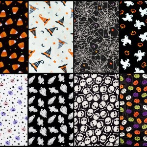 K&ouml;nnte beinhalten: Ein Set mit zehn verschiedenen Halloween-Stoffdrucken. Die Drucke zeigen verschiedene Halloween-Themen, darunter Candy Corn, Hexenh&uuml;te, Spinnweben, Geister, Sch&auml;del und Knochen sowie K&uuml;rbisse. Die Drucke sind alle auf einem schwarzen oder wei&szlig;en Hintergrund.