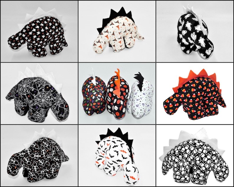K&ouml;nnte beinhalten: Neun Pl&uuml;sch-Dinosaurier-Spielzeuge mit verschiedenen Halloween-Motiven. Die Dinosaurier sind schwarz und wei&szlig; mit Mustern von Geistern, Flederm&auml;usen, Zuckermais, Sch&auml;deln und Spinnweben.