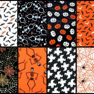 K&ouml;nnte beinhalten: Eine Collage aus acht verschiedenen Halloween-Stoffdrucken. Die Drucke zeigen Flederm&auml;use, Skelette, K&uuml;rbisse, Geister und Spinnweben in Schwarz, Orange und Wei&szlig;.