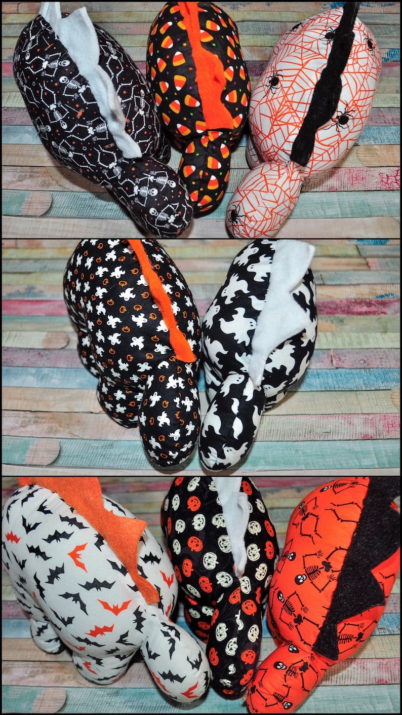 K&ouml;nnte beinhalten: Acht Pl&uuml;schtiere zum Thema Halloween mit verschiedenen Mustern. Die Spielzeuge sind schwarz, wei&szlig; und orange mit verschiedenen Designs, darunter Flederm&auml;use, K&uuml;rbisse, Geister, Mais und Skelette.