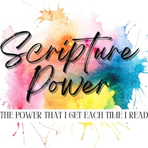Może przedstawiać: Kolorowy projekt akwarelowy ze słowami "Scripture Power" w odręcznej czcionce. Poniżej tekst brzmi: "THE POWER THAT I GET EACH TIME I READ". Tło zawiera plamy różu, błękitu, żółci i pomarańczy.