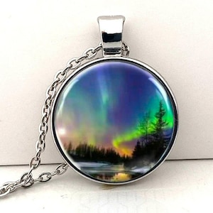 Halskette mit Anhänger „Aurora Borealis“ + Geschenkbox – Nordlichter, Kosmos-Sterne
