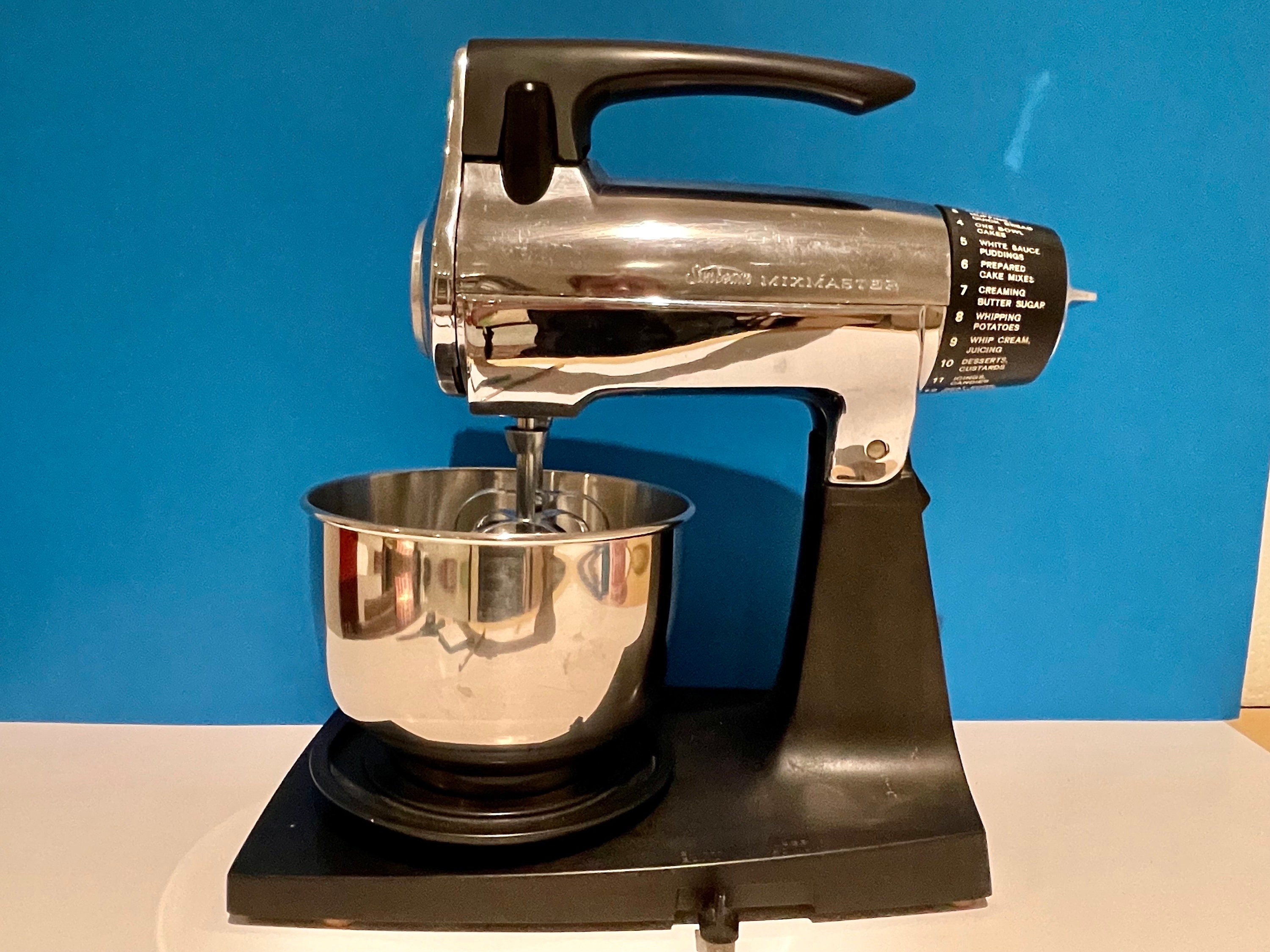 Vintage 1990 Sunbeam Mixmaster Mixer w/smaller bowl, dough hooks