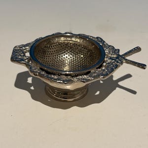 Vintage tesil med droppande kopp.