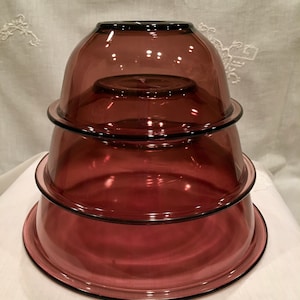 Vintage Set mit 3 verschachtelten Pyrex Cranberry Glas-Rühschüsseln