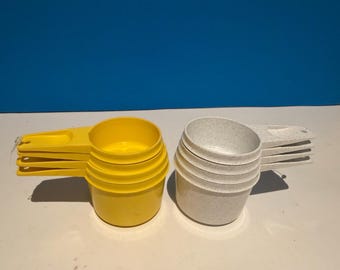 Set di misurini impilabili Tupperware vintage. Set di misurini gialli o maculati.