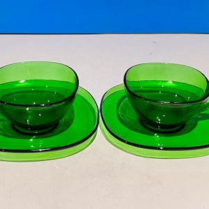 Set aus zwei Vereco Espressotassen aus grünem Glas mit Untertassen. Hergestellt in Frankreich Mid Century Modern.
