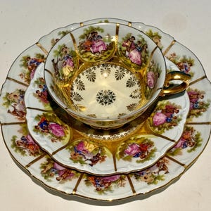 Vintage Fragonard Love Story Kuchenteller, Teetasse und Unterteller. Hergestellt in Westdeutschland. Mit 24 Karat Gold verziert. Handbemalt