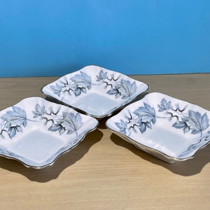 Ensemble de 3 plats de noix ou de viande sucrée Royal Albert. Motif érable argenté