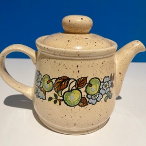 Very cute vintage Sadler Teapot. 2 cup volume. Made in England
