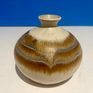 Vase bouton en céramique, signé par un artiste