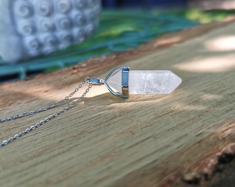 Collier en cristal de roche avec pierres précieuses, épingle en cristal de roche argentée