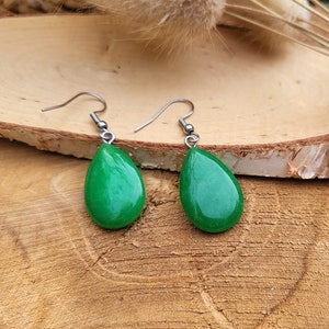 Peut inclure: Une paire de boucles d'oreilles pendantes avec des pierres en forme de larme vertes et des crochets argentés.