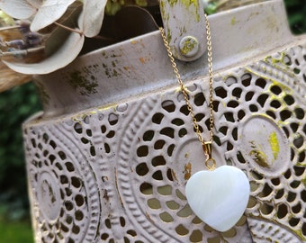 Mother-of-pearl heart necklace, gold