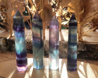 Fluorit Turm lila blau Obelisk Edelstein Handschmeichler Spitze Yoga Chakra Reiki
