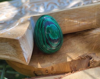 Malachite egg gemstone hand flatterer