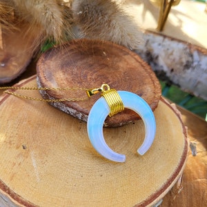 Collier de pierre de lune en croissant de lune en or