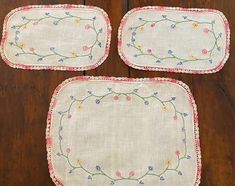 Vintage Embroidered with Crochet Edge Table Linen Set