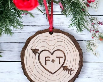 Personalisierte Valentinstag Verzierung, Benutzerdefinierte Initialen Herz Andenken, rustikale Holzscheiben Geschenk für Paare