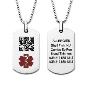 Puede incluir: Un collar con colgante de identificación médica plateado. La parte delantera de la etiqueta tiene un código QR y un símbolo médico rojo. La parte posterior de la etiqueta enumera alergias, medicamentos e información de contacto de emergencia.