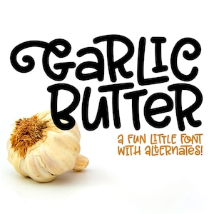 Op de afbeelding: Een close-up van een enkele knoflookbol met een bruin, harig wortelstelsel. De tekst "GARLIC BUTTER" is geschreven in een speels, handgeschreven lettertype met afgeronde letters. Onder de tekst staat de zin "a fun little font with alternates!" in een kleiner, oranje lettertype.