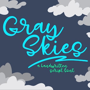 Op de afbeelding: Een digitale afbeelding met de woorden "Gray Skies" in een turquoise scriptlettertype, met daaronder de zin "a handwritten script font". De achtergrond is donkerblauw met witte en grijze wolkenillustraties.