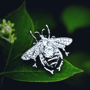 Bee Crystal Magnetic Brooch