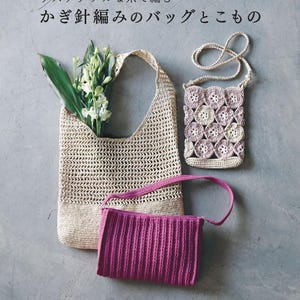 Puede incluir: Una portada de libro de manualidades con tres bolsos de ganchillo: un bolso tote beige de tejido abierto con hojas verdes y flores blancas, un pequeño bolso bandolera beige y malva con patrón circular y un bolso de hombro rectangular de color magenta.