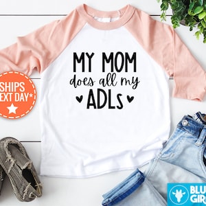 Minha mãe faz todas as minhas ADLs Juventude Pêssego Raglan, camisa infantil fofa, roupas infantis para mãe carinhosa