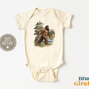 Bigfoot Redwood Forest Baby Onesie® - Sasquatch Babybody - Söt Cryptids-outfit - Naturfärgad tröja för småbarn