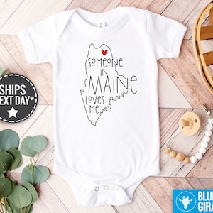 Jemand in Maine liebt mich Baby Onesie®, Maine-Babykleidung, geliebtes Baby Onesie®, Fernbabybody, Zustands-Baby-Strampler®