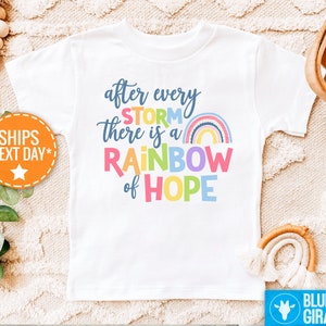 Dopo ogni tempesta c'è un arcobaleno di speranza T-shirt, arcobaleno di speranza body, graziosi body per neonati, maglietta raglan, vestiti positivi per neonati