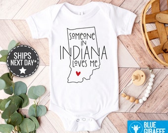 Alguien en Indiana me ama Baby Onesie®, Ropa de bebé de Indiana, Loved Baby Onesie®, Body de bebé de larga distancia, State Baby Onesie®